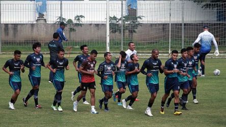 Para pemain Persib sedang menjalani latihan. (Ist)