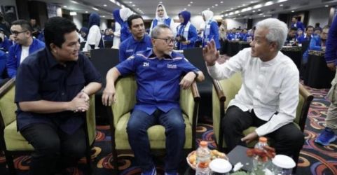 Ketum PAN Zulkifli Hasan (tengah) diapit oleh Menteri BUMN Erick Thohir (kiri) dan Gubernur Jateng Ganjar Pranowo (kanan). (Ist)