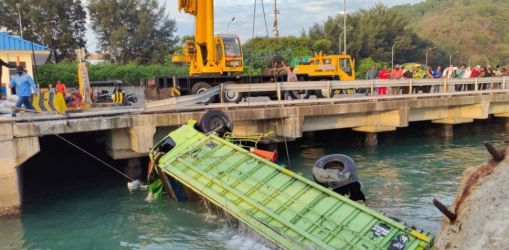 Truk bermuatan semen masuk ke laut dari dermaga 5 pelabuhan Merak diduga kelibihan muatan. (Ist)