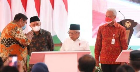 Wapres KH Ma'ruf Amin didampingi Gubernur Jawa Tengah Ganjar Pranowo saat meresmikan PLUT KUMKM di Kabupaten Semarang, Jawa Tengah, Selasa (27/12)