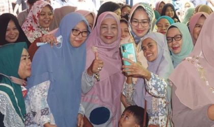 Mantan Wali Kota Tangsel Airin Rachmi Diany dikerumunin masyarakat saat berkunjung ke Dayat PL Partai Golkar Sukawana, Kota Serang.