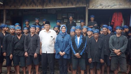 Bakal Calon Gubernur Banten Airin Rachmi Diany foto bersama dengan warga Kabupaten Lebak