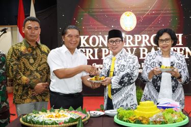 Pj Gubernur Banten Al Muktabar saat membuka Konferensi Kerja II PGRI Provinsi Banten Tahun 2022