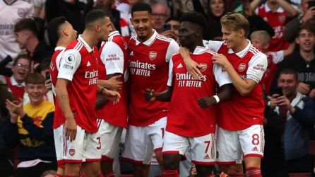 Selebrasi para pemain Arsenal setelah timnya menang 4-2 atas Brighton. (Ist)
