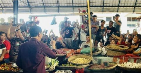 Presiden Jokowi saat berada di Pasar Pinasungkulan, Kota Manado, Kamis (19/1). (Foto : Setpres)