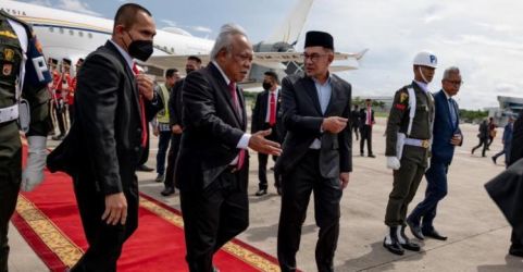 PM Malaysia Anwar Ibrahim saat tiba di Bandara Soekarno Hatta Terminal 3 disambut oleh Menteri PUPR Basuki Hadimuljono. (Ist)