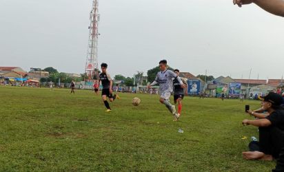 Pemain Lupus FC berusaha menggiring bola dan dikejar dua pemain Hobah FC.(Foto: dok/Panitia Bina Jaya Cup).