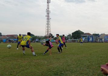 Pamulang FC versus JGH FC jual beli serangan di Bina Jaya Cup XXV 2023.(Foto: dok/Panitia Bina Jaya Cup).
