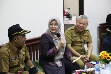 Bupati Irna Narulita saat berbincang dengan jajarannya di sela-sela peresmian Gedung UPT Puskeswan Pandeglang, Selasa (3/1/2023).(Istimewa)