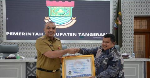 Bupati Ahmed Zaki Iskandar saat menerima piagam dari Ombudsman yang diserahkan Kepala Perwakilan Ombudsman Banten Fadli Afriadi
