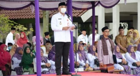 Bupati Tangerang saat memimpin upacara Hari Amal Bakti Kementerian Agama RI ke-77