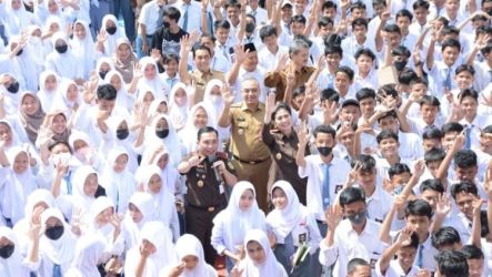 Bupati Tangerang Ahmed Zaki Iskandar bersama para siswa SMK se Kabupaten Tangerang