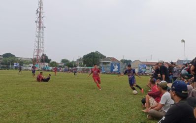 Bek kiri Denis FC, Idris Afandi menguasai bola coba dikejar pemain Sulcata.(Foto: dok/Panitia Bina Jaya Cup).