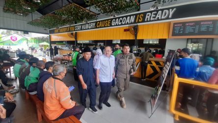 Anggota Komisi l DPRD Tangsel Rizki Jonis dan Mohamad Soleh saat sidak restoran Mie Gacoan di Jalan Puspiptek Serpong. Dalam sidak itu, kedua Anggota Komisi l itu didampingi Anggota Pol PP Kota Tangsel.