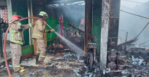 Petugas Damkar Kabupaten Tangerang sedang memadamkan ruko yang terbakar di Solear. (Ist)
