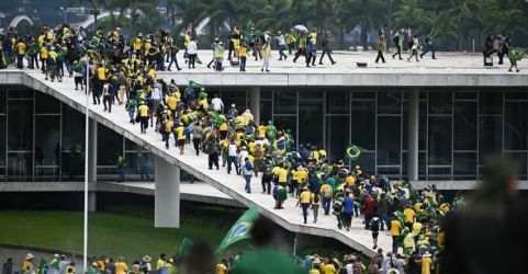 Massa menyerbu gedung Lembaga Negara di Bolsonaro. (Ist)