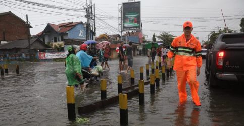 Gubernur Jawa Tengah Ganjar Pranowo saat meninjau banjir yang menerjang Semarang. (Ist)