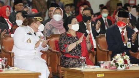 Wali Kota Semarang Hevearita Gunaryanti Rahayu (baju putih) Ketum PDIP Megawati Soekarnoputri (tengah) dan Gubernur Jawa Tengah Ganjar Pranowo (masker merah putih)
