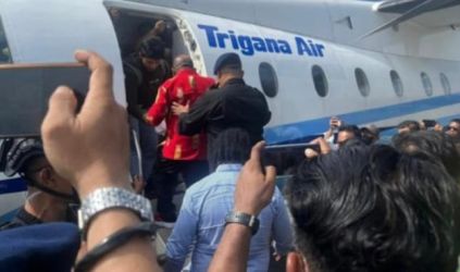 Gubernur Papua Lukas Enembe saat menaiki pesawat untuk dibawa ke Jakarta.