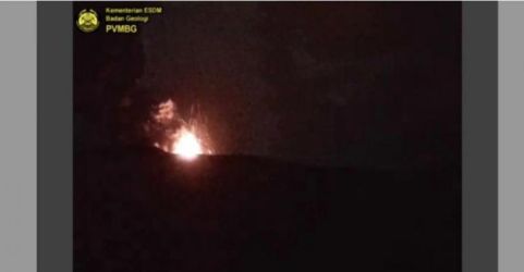 Gunung Anak Krakatau mengalami erupsi pada Jumat (27/1) pukul 21.44. (Ist)