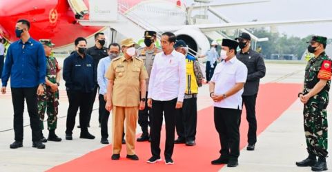 Presiden Jokowi saat tiba di Bandar Udara Sultan Syarif Kasim II, Pekanbaru.