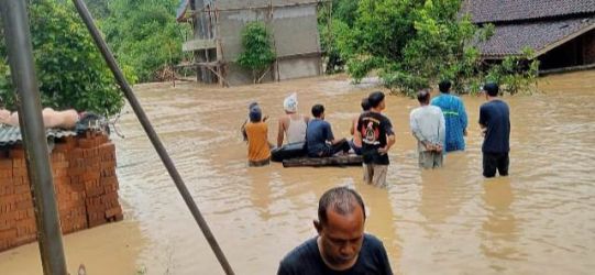 Hujan yang mengguyur Lebak dari pagi hingga sore membuat 558 rumah terendam.