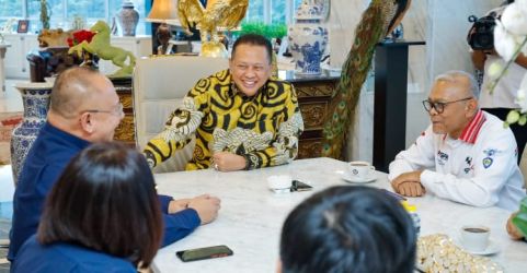 Ketum IMI Bambang Soesatyo (baju batik) saat menerima perwakilan dari ITDC dan MGPA dalam rangka persiapan Superbike 2023 dan MotoGP 2023 di Mandalika NTB.