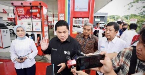 Menteri BUMN Erick Thohir dan Dirut Pertamina Nice Widyawati saat berada di SPBU Pertamina 31.128.02 Jalan MT Haryon, Jakarta, Selasa (3/1). (Ist)