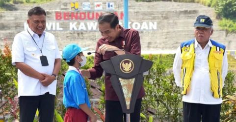 Presiden Jokowi didampingi Gubernur Sulawesi Utara Olly Dondokambey  dan Menteri PUPR Basuki Hadimujono saat meresmikan bendungan di Sulawesi Utara. (Foto : Setpres)