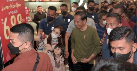 Presiden Jokowi saat berada di salah satu Mall di Kota Manado. (Ist)