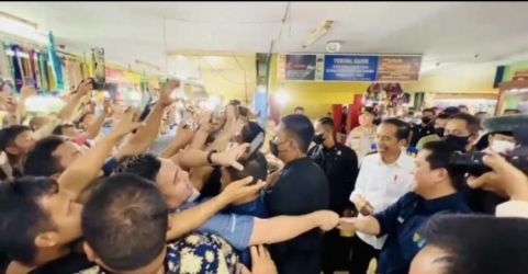 Presiden Jokowi memperkenalkan Menteri BUMN Erick Thohir ketika berada di Pasar Bawah, Kota Pekanbaru, Riau, Rabu (4/1)