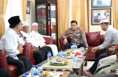 Kapolres Tangsel, AKBP Faisal Febrianto, ujung tengah bersama  Ketua Umum MUI Kota Tangsel, KH Saidih (ujung kiri) saat bincang-bincang hangat dalam agenda silaturahmi.