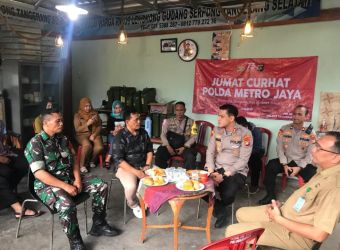 Kapolres Tangsel Faisal Febrianto menyerap aspirasi warga di Kelurahan Lengkong Gudang, Kecamatan Serpong, Selasa (17/1).