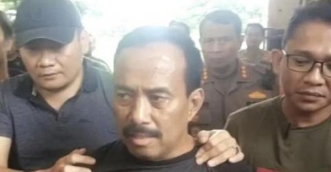 Mantan Wali Kota Blitar Samanhudi Anwar ditangkap Polisi karena terlibat dalam perampokan rumah dinas Wali Kota Blitar Santoso.