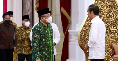 Presiden Jokowi menerima Ketua Umum PBNU Yahya Cholil Staquf di Istana Merdeka