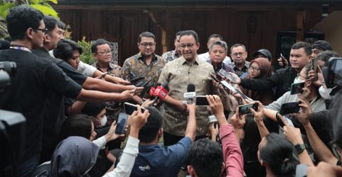 Anies Baswedan saat memberikan keterangan pers selesai pertemuan dengan Tim Kecil. (Ist)