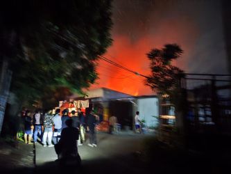Warung sembako di Jalan Pendidikan II RT 03 RW 06, Kelurahan Parigi Lama, Kecamatan Pondok Aren, terbakar pada Senin (30/1) dini hari.