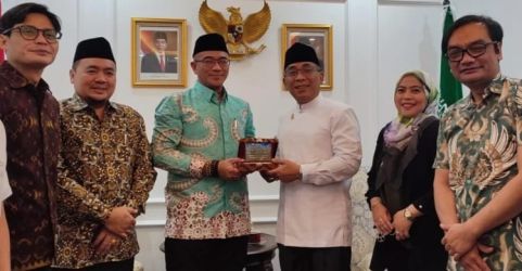 Ketua KPU Hasyim Asy'ari (baju batik) saat berkunjung ke kantor PBNU diterima Ketum PBNU KH Yahya Cholil Staquf (baju putih). (Ist)