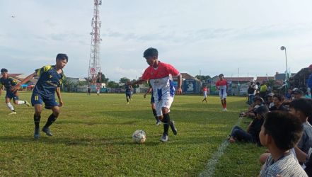 Pemain Maulana Motor FC (kanan) berusaha melewati hadangan pemain Bamboe FC. (Foto: dok/Panitia Bina Jaya Cup).