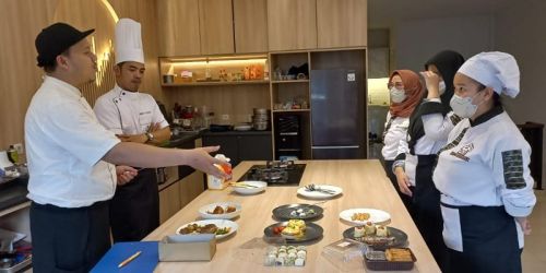 Siswa Danish Culinary School Bintaro melaksanakan ujian praktek memasak bersama Chef Attar