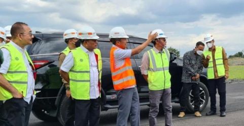 Kepala Staf Kepresidenan Moeldoko (no 2 kiri) saat meninjau pembangunan Bandara Dhoho Kediri.