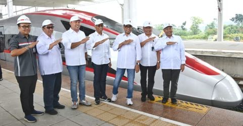 Menteri Perhubungan Budi Karya Sumadi (no 3 dari kanan) bersana Jajaran Direksi PT Kereta Api. (Ist)