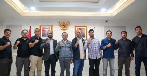 Menteri Olahraga Zainudin Amali (jaket abu-abu) saat menerima perwakilan dari Klub Liga 2 PSSI. (Ist)