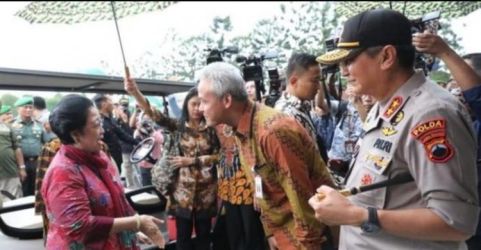 Ketum PDPIP Megawati Soekarnoputri saat berbincang dengan Gubernur Jateng Ganjar Pranowo. (Ist)