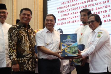 Pj Gubernur Banten menyerahkan Nota Kesepakatan Kerjasama Pemprov Banten dan PT Bank Pembangunan Banten Tbk tentang Kartu Kredit.