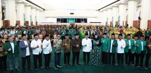 Pejabat Gubernur Banten Al Muktabar (no 4 dari kirl) saat menghadiri acara Silaturahmi Akbar Keluarga Besar Mathla'ul Anwar di Jakarta, Minggu (29/1)