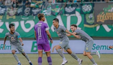 Selebrasi Rizky Ridho sehabis menjebol gawang Persita.