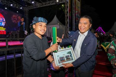Pj Gubernur Banten Al Muktabar pada acara Gebyar Expo UMKM di Alun-Alun Barat Kota Serang. (Foto : Humas Pemprov)
