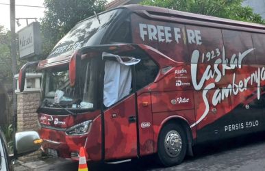 Bus Persis Solo yang rusak akibat kena lemparan batu. (Ist)