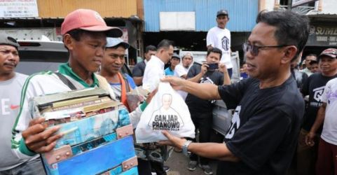 Relawan Gardu Banten bagikan sembako untuk pedagang di Pasar Rau Serang